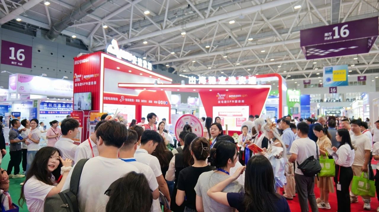 安速貨運2024年深圳跨境電商展覽會安速貨運展臺前人來人往.jpg