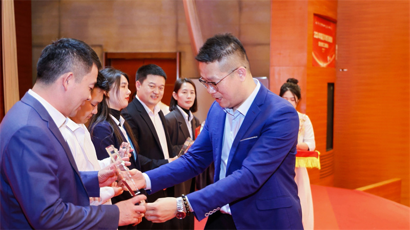 安速貨運(yùn)2024年集團(tuán)年終總結(jié)會暨優(yōu)秀員工頒獎會